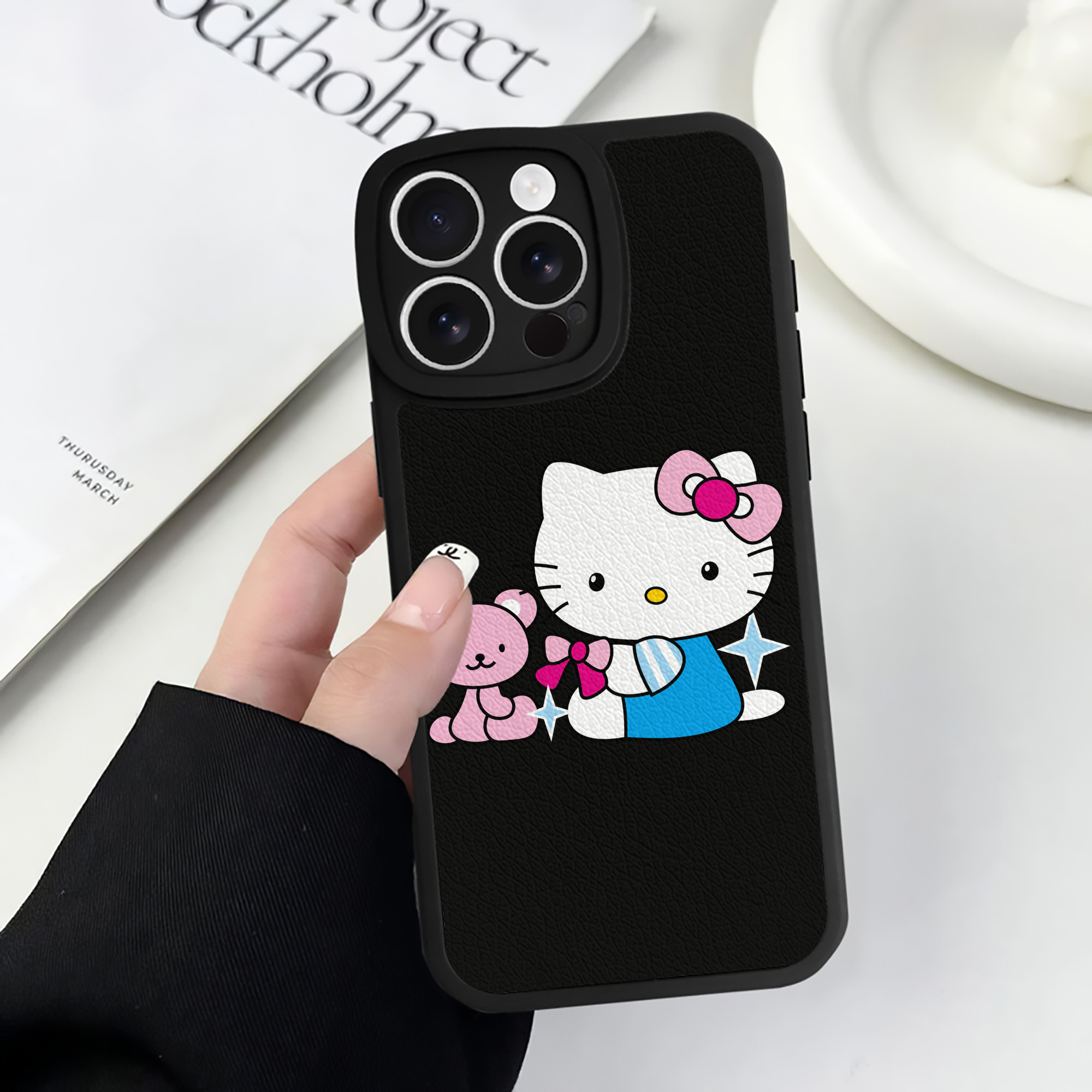 （画像用） Hello Kitty ハローキティ 【iPhone 16シリーズ対応】シリコンスマホケース（レザー調） 材質：シリコン